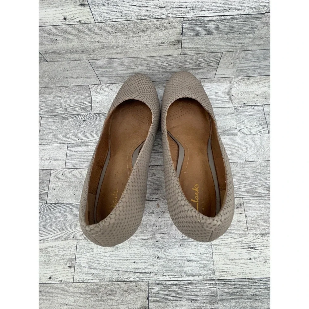 Clarks Artisan Taupe Snakeskin Textured Platform Pump Heels Round Toe Women 8.5M
